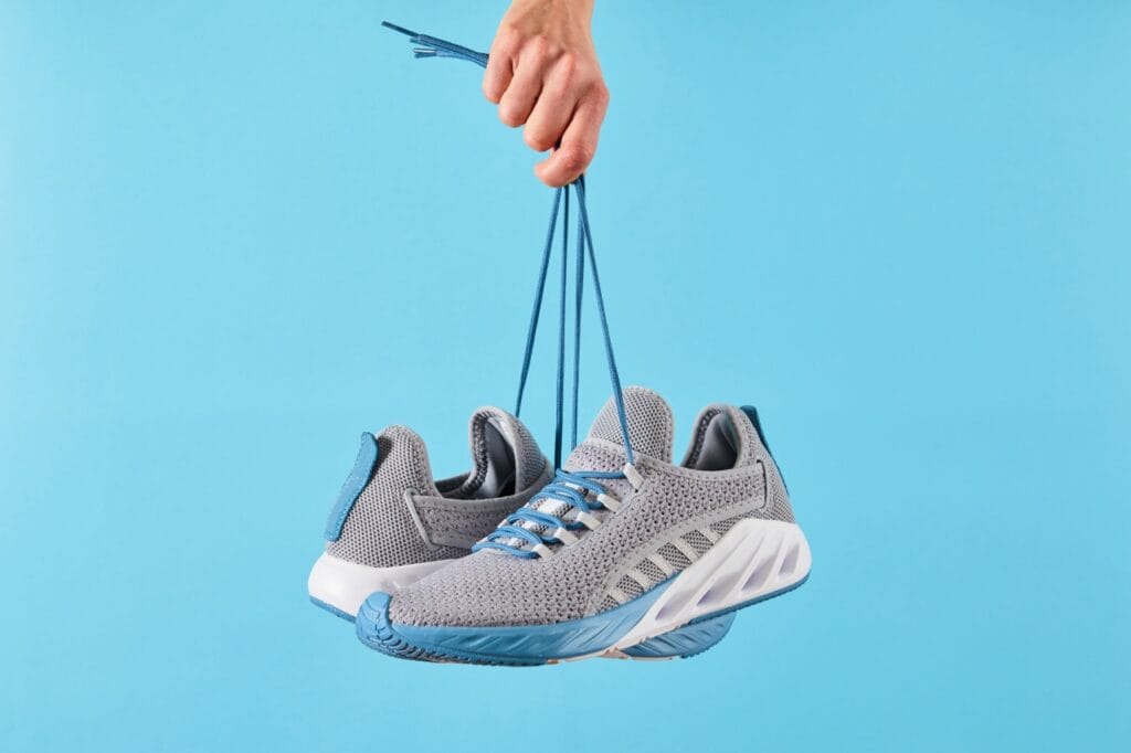Nu e doar spumă – e știință sub picioare pantofi sport cu spumă amortizantă și design ergonomic pe fundal albastru
