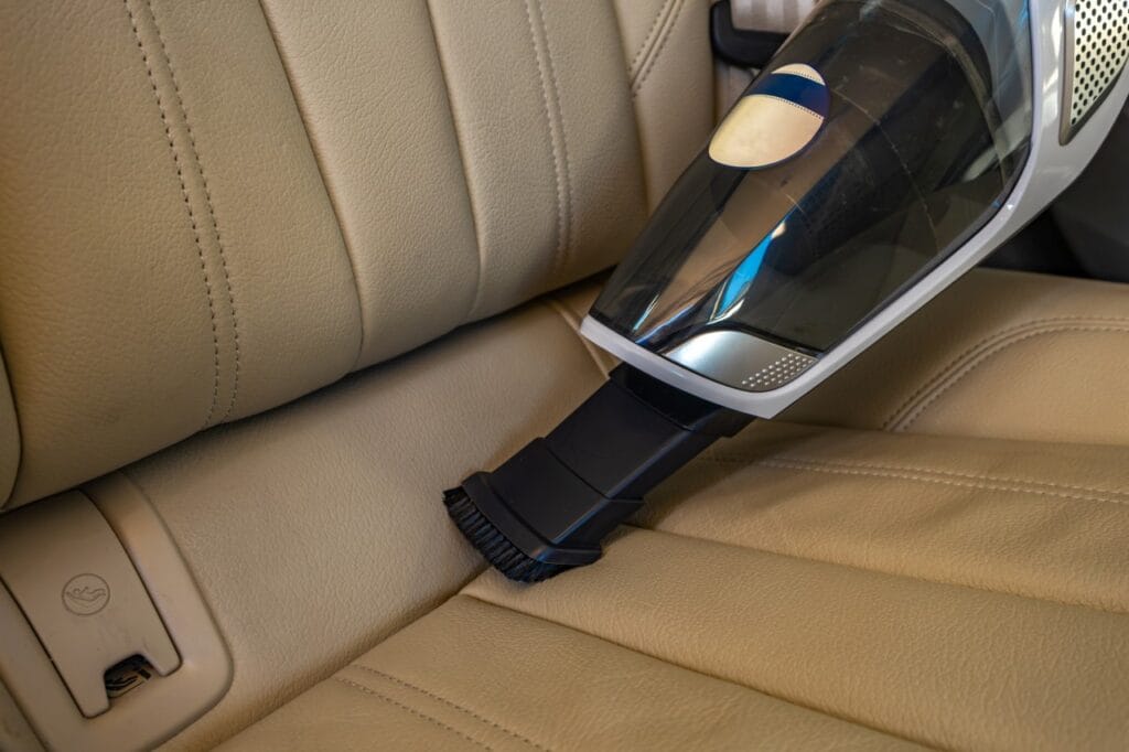 Curăță eficient murdăria și lichidele – fără efort Aspirator cu funcție de aspirare umedă și uscată folosit pe tapițeria auto, între îmbinările scaunelor.