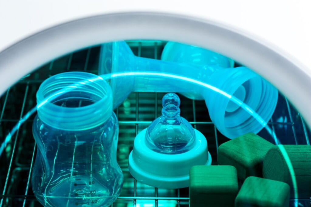 Sterilizare UV: soluția modernă pentru părinți exigenți Sterilizator UV modern pentru igienizarea obiectelor bebelușului – alternativă fără aburi pentru o sterilizare rapidă