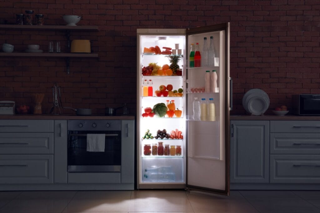 HarvestFresh, VitaFresh, Air Flow – mit sau tehnologie reală? Combina frigorifică deschisă în bucătărie, ilustrând funcțiile avansate pentru păstrarea alimentelor în 2025