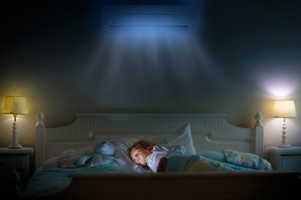 Somn liniștit cu aer condiționat în modul Sleep copil dormind sub un aer condiționat cu mod Sleep activ pentru confort termic noaptea