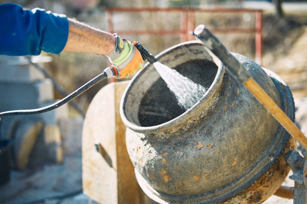 Îngrijirea betonierei: secretul duratei lungi de viață întreținere betonieră șantier, spălare cu apă sub presiune, curățare cuvă betonieră construcții