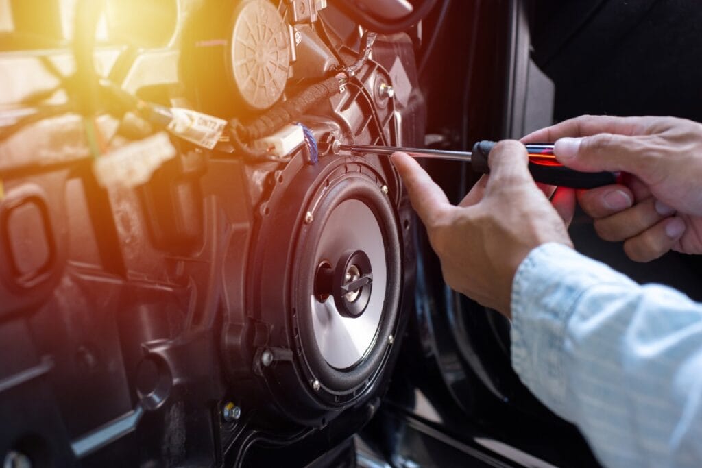 Instalare boxe și subwoofer – soluții DIY pentru un bass curat Instalare subwoofer auto în portieră cu șurubelniță – detaliu proces DIY
