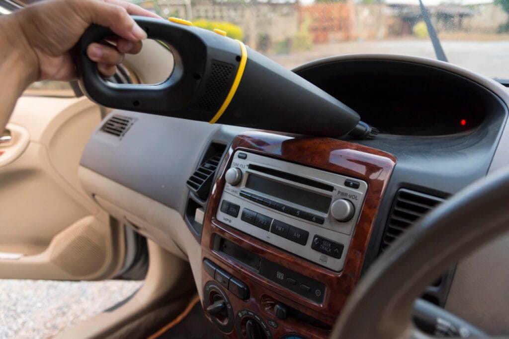 Menține-ți mașina ca nouă, fără stres Aspirator de mână curățând bordul mașinii, ideal pentru întreținerea zilnică a interiorului auto.