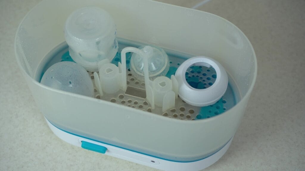 Sterilizator electric: siguranță și eficiență în rutina zilnică Sterilizator electric pentru biberoane și accesorii, cu funcție de uscare automată – alternativă sigură la fierberea clasică