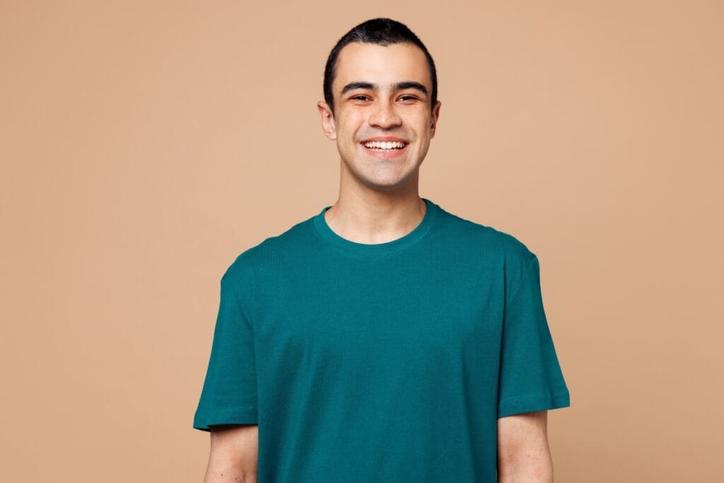 De ce tricoul tău arată „cheap” după 5 purtări Bărbat îmbrăcat în tricou simplu turcoaz, diferență între calitatea vizuală a tricourilor brand vs no-name