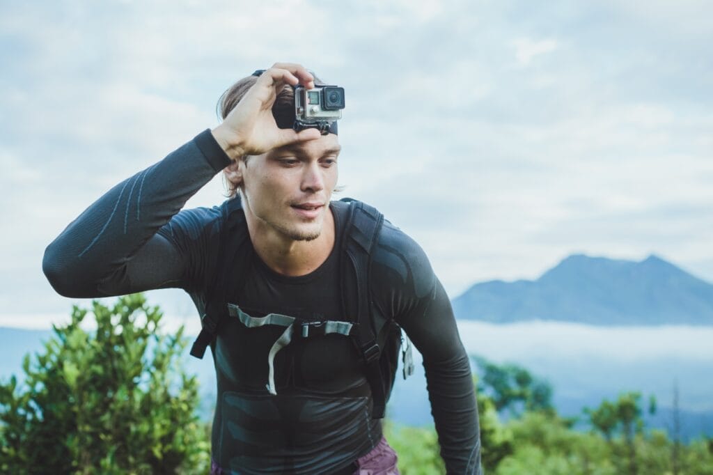 Persoană echipată cu cameră GoPro pe cap, pregătită pentru filmări dinamice în aer liber.