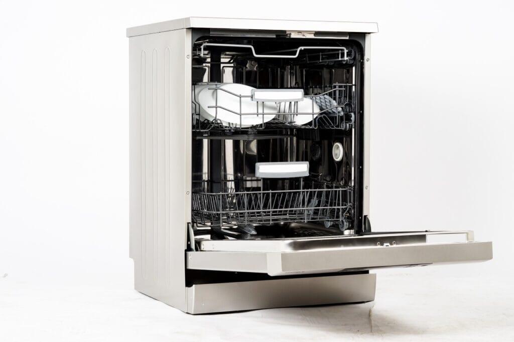 Ce accesorii merită investiția pentru mașina ta de spălat vase Interiorul unei mașini de spălat vase moderne, ideal pentru suporturi, tăvi și accesorii practice