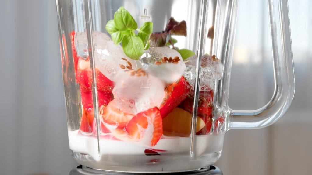 Smoothie perfect? Alege un blender cu funcție de zdrobire a gheții Preparare smoothie sănătos cu fructe, gheață și blender de mare putere