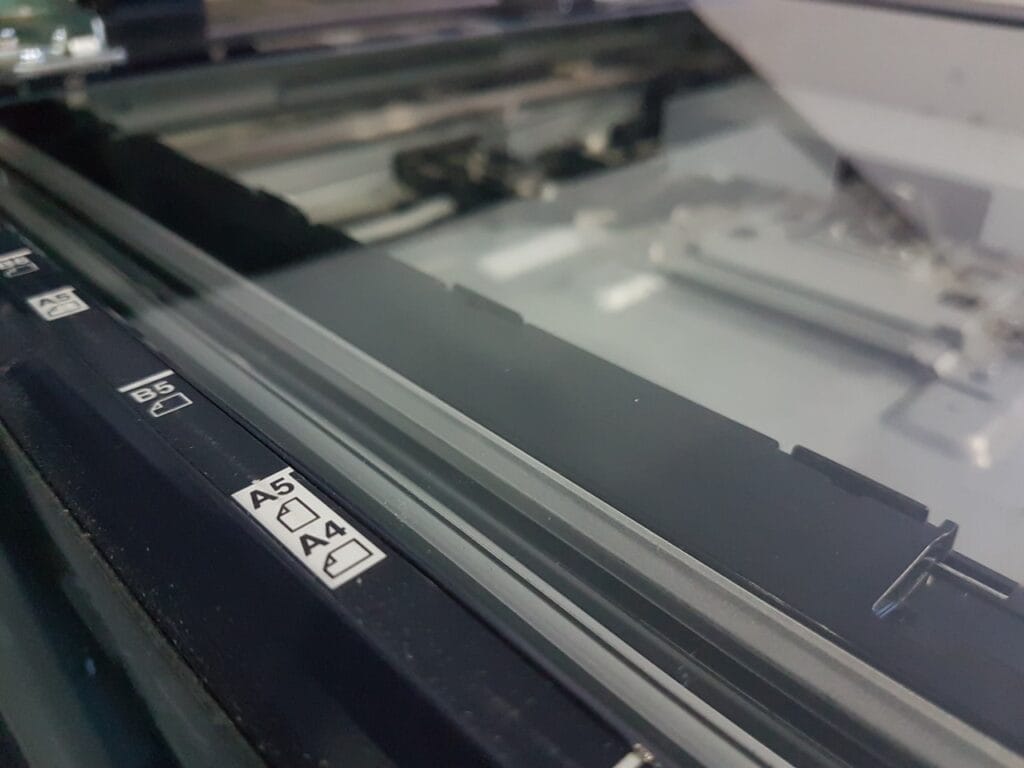 Detaliu scanner profesional cu suport pentru formate multiple și integrare wireless
