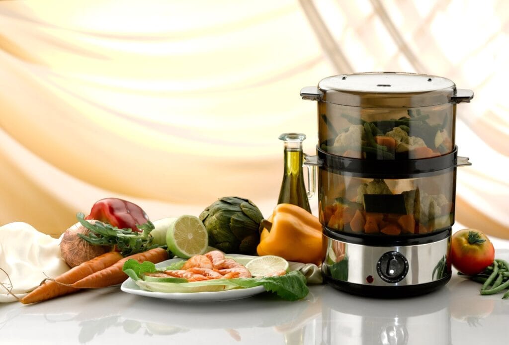 Preparare sănătoasă cu steamer: legume, fructe de mare și ingrediente naturale pe masă de bucătărie