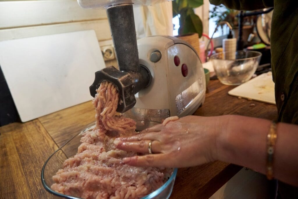 Utilizare mașină tocat carne electrică cu putere medie, volum mic