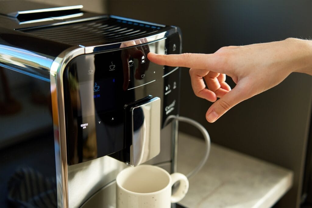 Espressor modern cu spumare automată a laptelui Preparare cafea cu espressor automat LatteGo, soluție inovatoare de spumare a laptelui fără efort