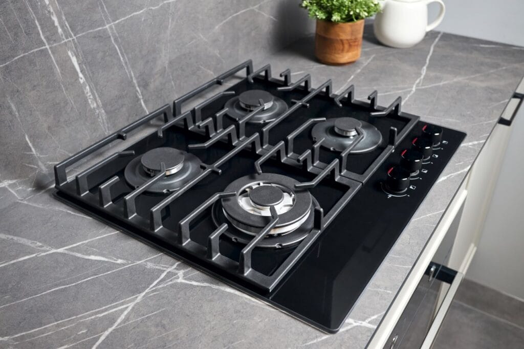 Imagine plită modernă cu arzător Wok, arzătoare medii și arzător mic, ideală pentru diverse rețete