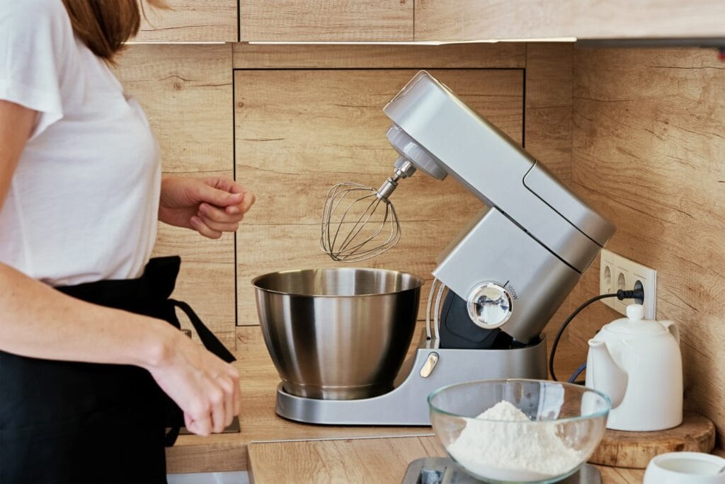 Materialul bolului mixerului: detaliul care face diferența în bucătărie Mixer planetar profesional cu bol metalic din inox pregătit pentru utilizare