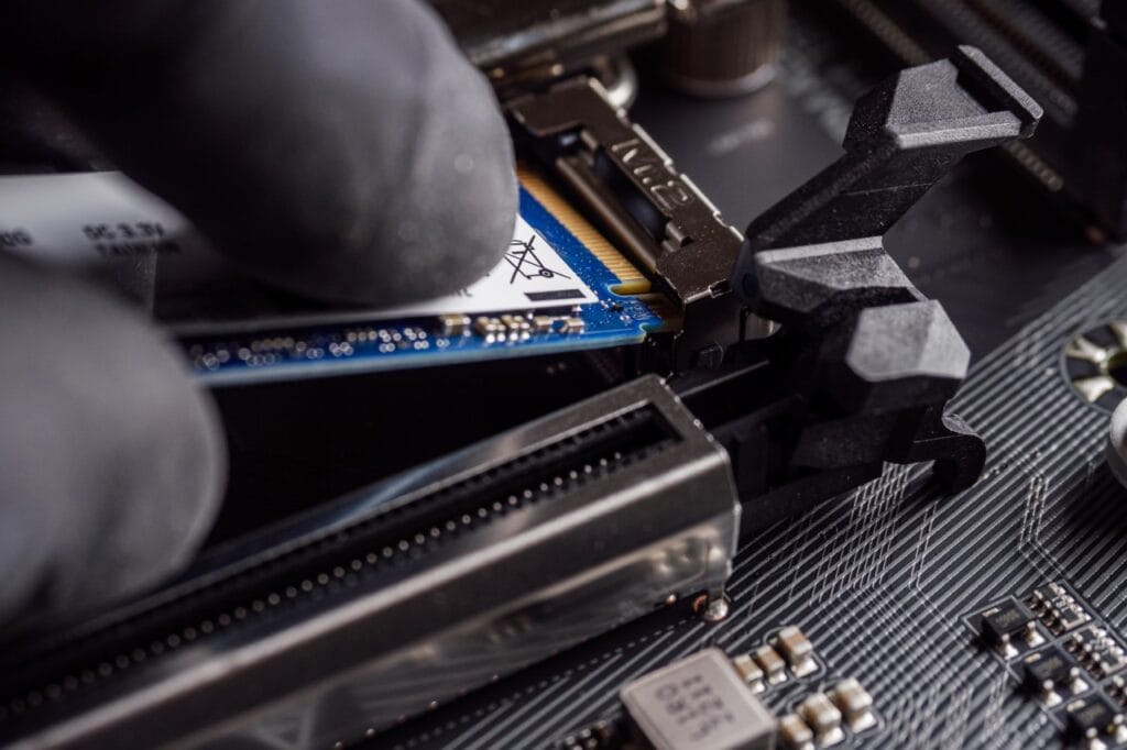 Instalare simplă SSD M.2 pe placa de bază Montare SSD M.2 pe placă de bază cu șurub de fixare – ghid instalare pas cu pas