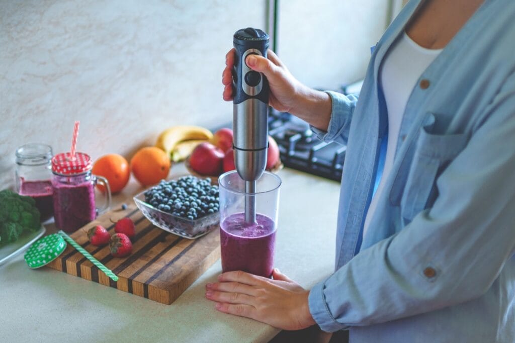Evita stropii: 6 reguli pentru mixare curată cu mixerul vertical Utilizare corectă a mixerului vertical pentru smoothie de fructe – vas înalt, picior scufundat, mixare fără stropire