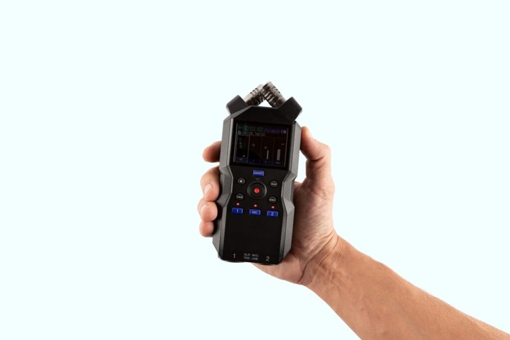 Calitate audio excelentă fără costuri mari – trucuri simple Prim-plan cu un reportofon digital portabil, soluție eficientă pentru înregistrări de calitate la preț redus