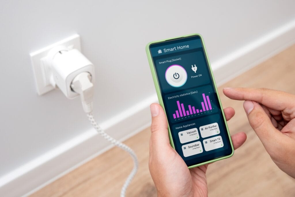 Automatează-ți locuința cu o simplă priză smart Smartphone controlând priză inteligentă conectată la perete, cu statistici de consum afișate