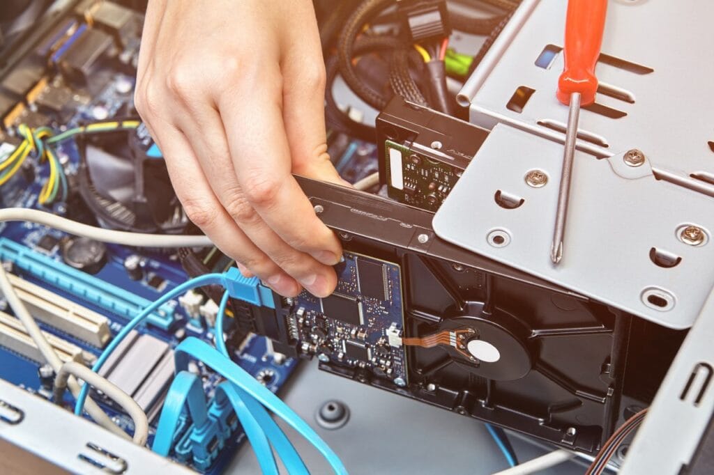 Cum verifici starea unui HDD și când e timpul să-l înlocuiești Instalare HDD în calculator pentru testarea sănătății și performanței