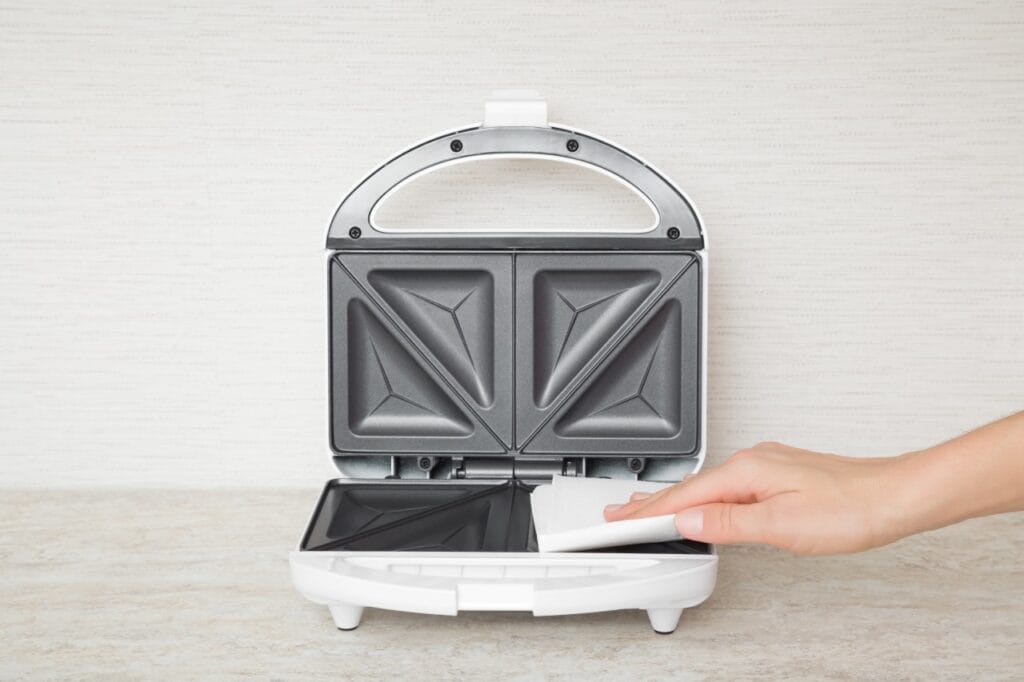 Întreținere sandwich maker ușoară – curățare rapidă cu șervețel după folosire