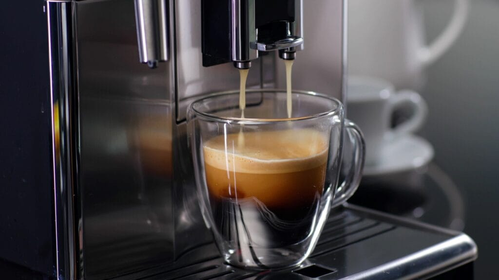 Cafeaua de dimineață fără bătăi de cap Espressor automat turnând cafea proaspătă în ceașcă dublu sticlă, design ergonomic pentru utilizare zilnică