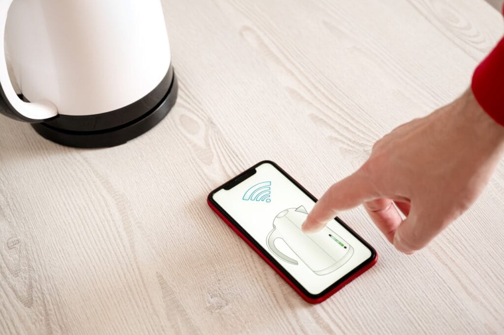 Tehnologie în bucătărie: fierbătorul conectat Fierbător electric cu funcții smart controlat prin telefon – temperatură reglabilă și pornire de la distanță