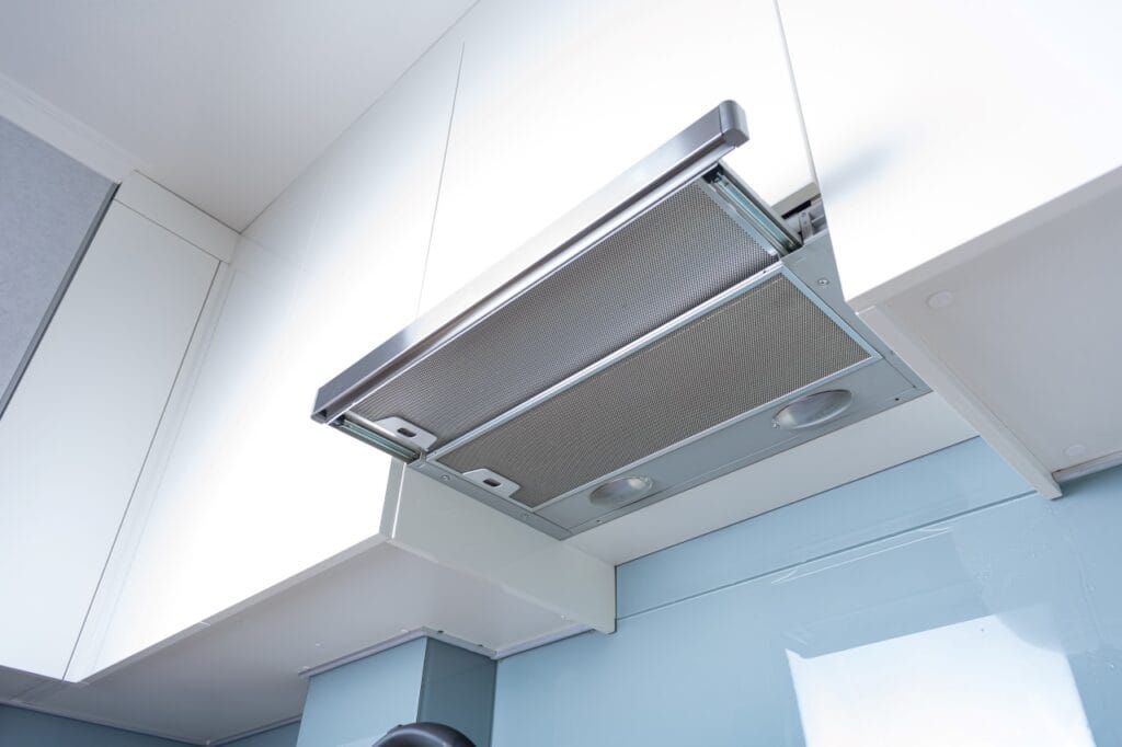 Hotă telescopică modernă montată în bucătărie, consum eficient de energie