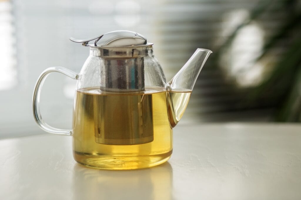 Inox simplu sau oțel alimentar? Alegerea corectă pentru infuzorul tău Infuzor din oțel inox alimentar într-un ceainic transparent, perfect pentru ceaiuri aromate