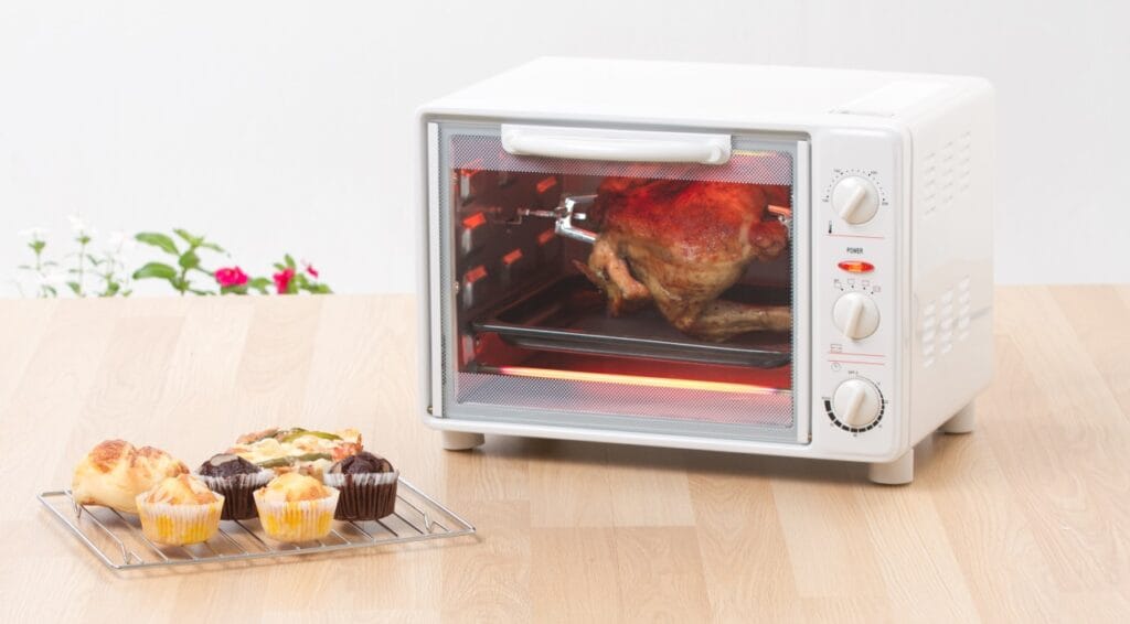 Cuptor cu funcție de rotisor – lux inutil sau ajutor real? Cuptor electric cu rotisor activ – pui rumenit perfect și deserturi coapte simultan