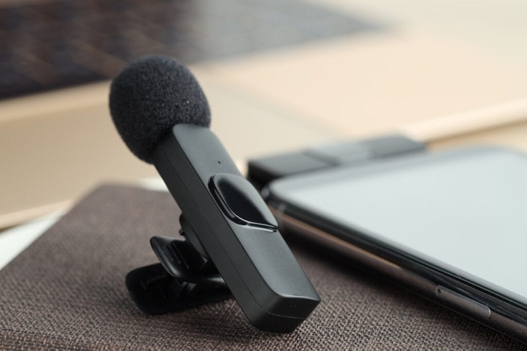 Adevărul despre microfoanele wireless: ce merită și ce e doar marketing Microfon lavalieră wireless profesional cu telefon mobil – setup ideal pentru vlogging și interviuri