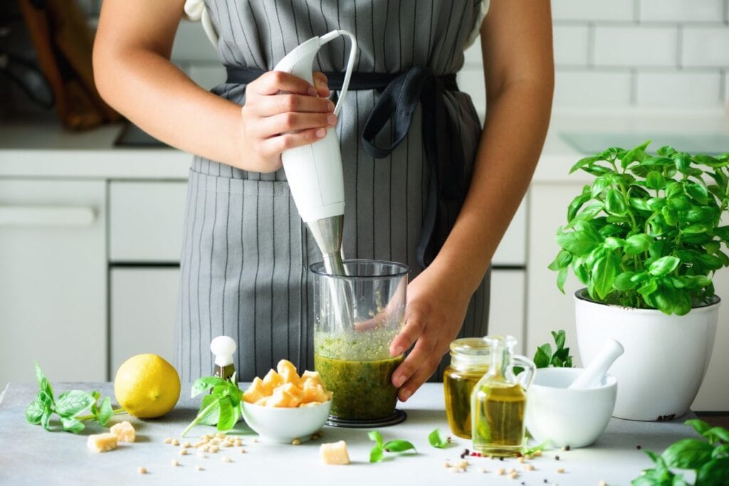 „Plastic sau inox? Ce contează cu adevărat la un mixer vertical” Mixer vertical cu picior din inox folosit pentru a prepara sos pesto – comparație între plastic și inox în mixere de bucătărie