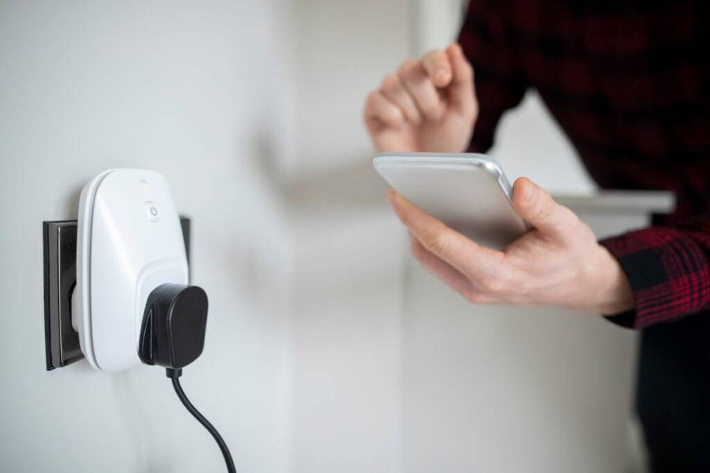 Conectează totul cu o priză Matter Priză smart compatibilă Matter controlată de utilizator cu telefonul acasă