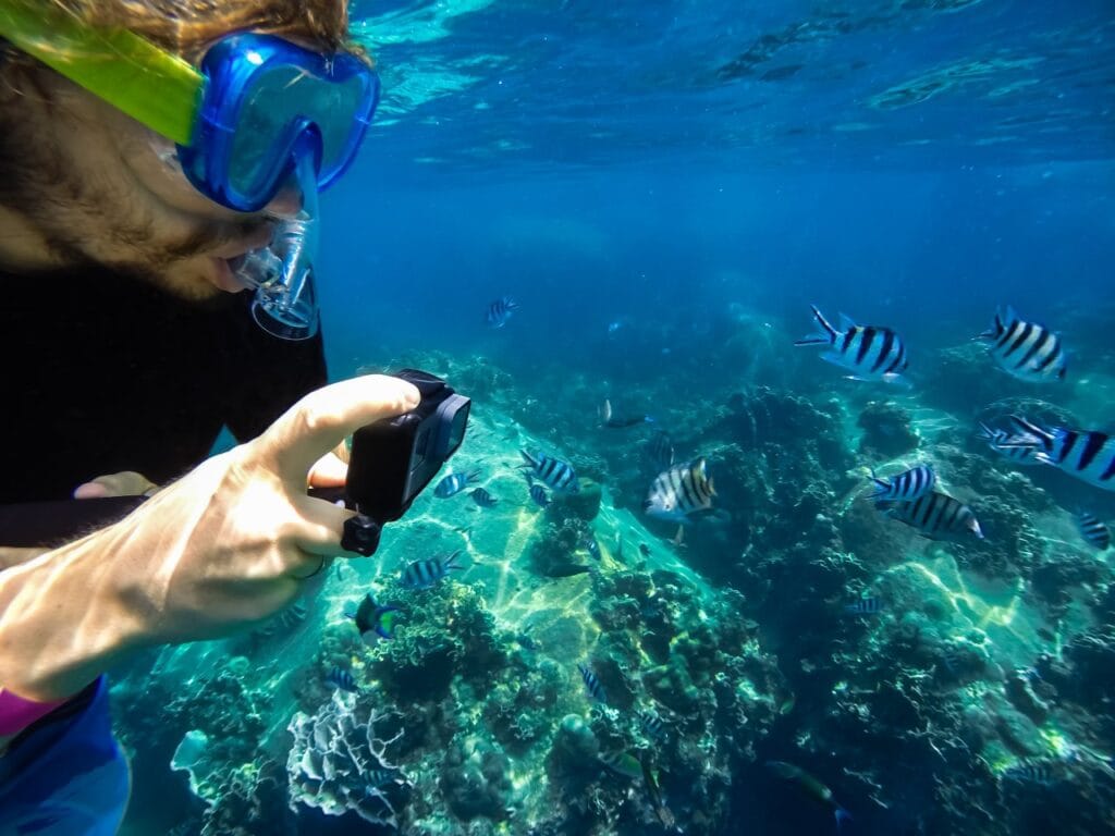Cameră sport folosită pentru capturarea imaginilor subacvatice în timpul snorkelingului la adâncimi mici.
