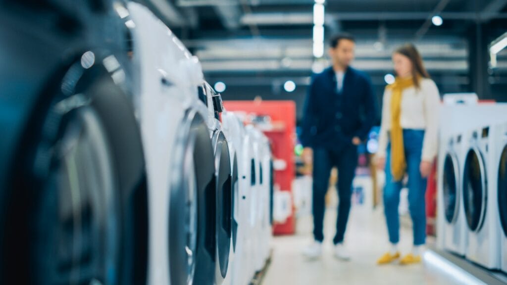 Nu lăsa alegerea greșită a mașinii de spălat slim să-ți strice ziua Cuplu consultând modele de mașini de spălat slim într-un magazin – sfaturi utile pentru o alegere inteligentă