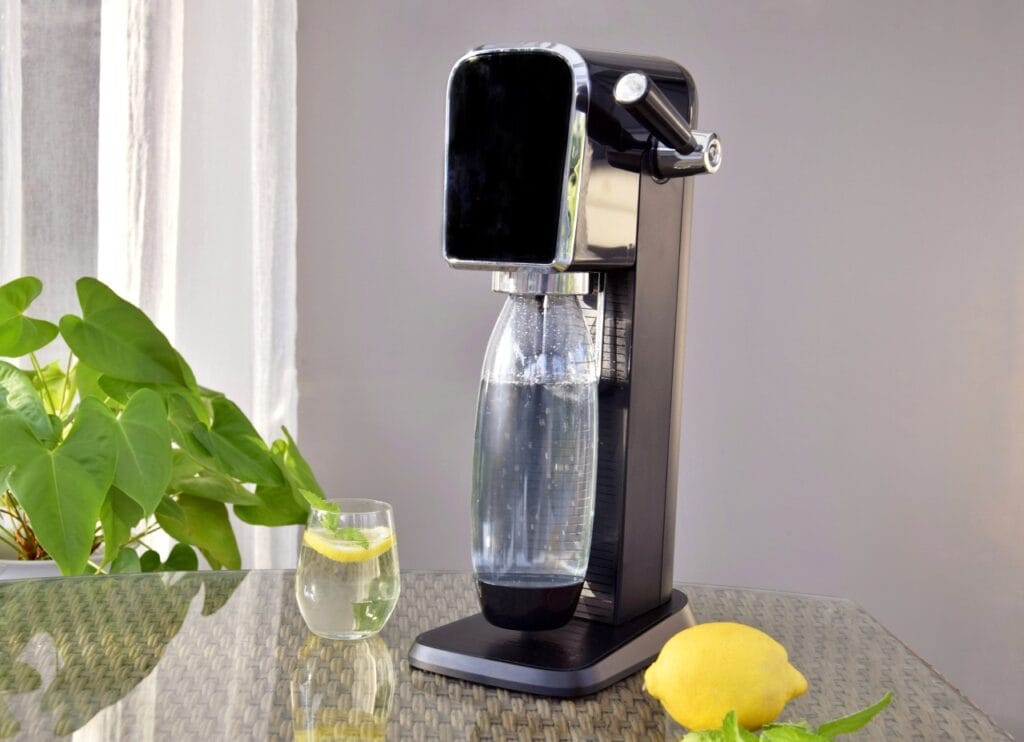 dispozitiv pentru sifon acasă cu sticlă, pahar cu lămâie și frunză de mentă