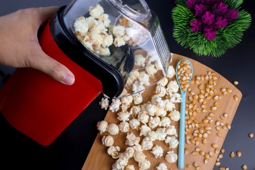 Popcorn proaspăt preparat acasă cu aparat electric, ideal pentru o dietă sănătoasă