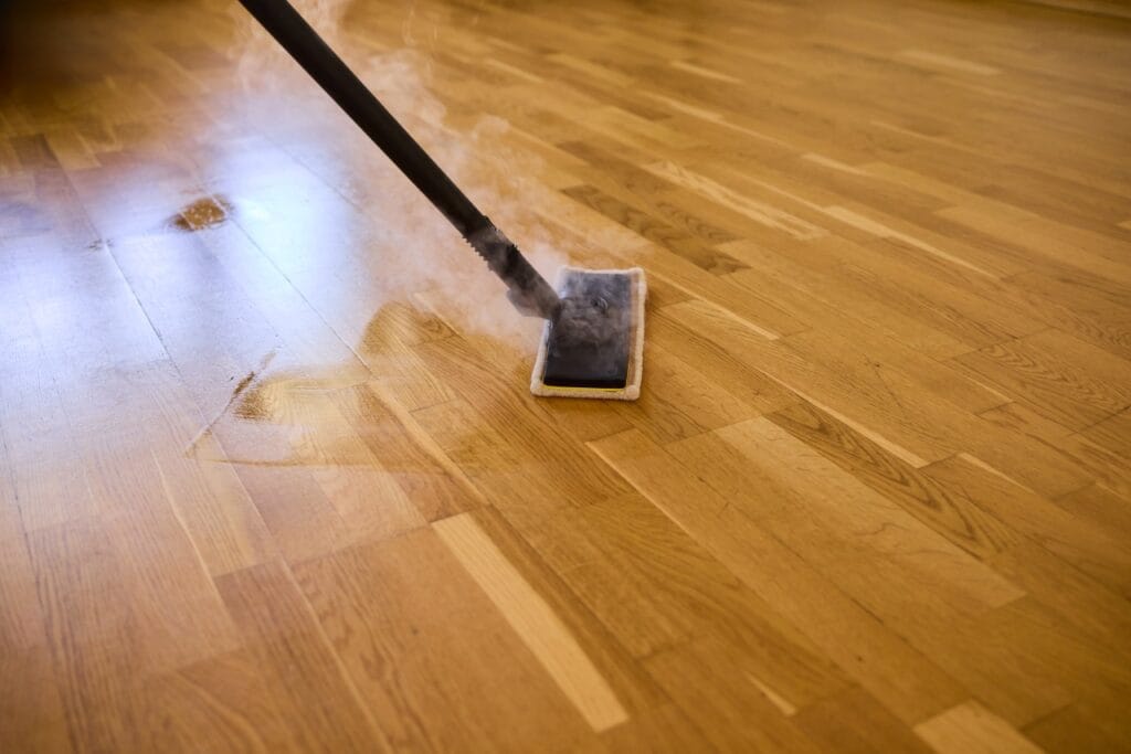 Podea curată în doar câteva minute cu un mop cu abur Curățare cu mop cu abur pe parchet din lemn, proces rapid și eficient