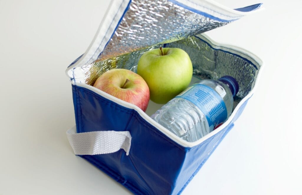 Geantă termoizolantă albastră cu mere și apă – păstrarea alimentelor reci în timpul transportului