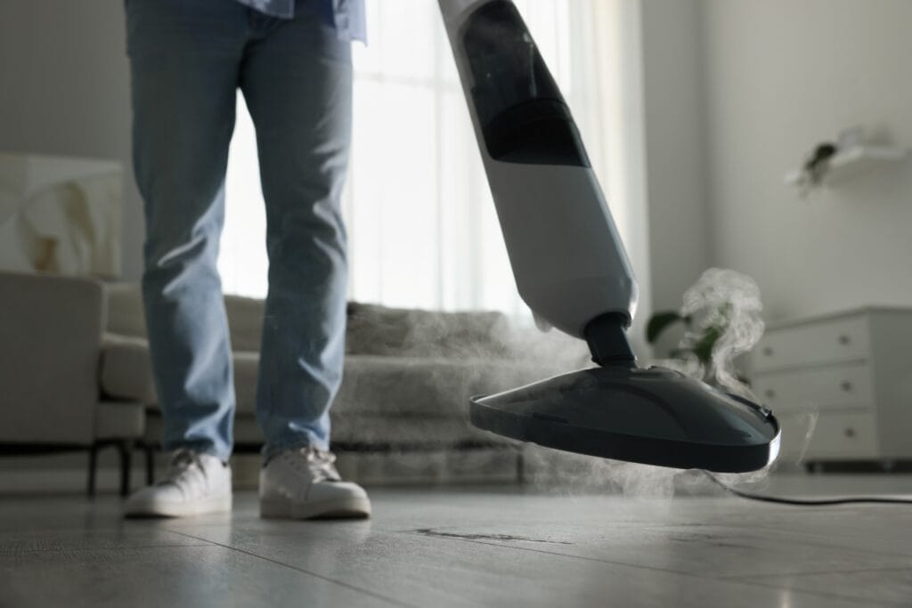 Eficiență energetică în curățenie cu mopul cu abur Mop cu abur profesional în timpul curățării unei podele, cu abur emis și eficiență energetică sporită
