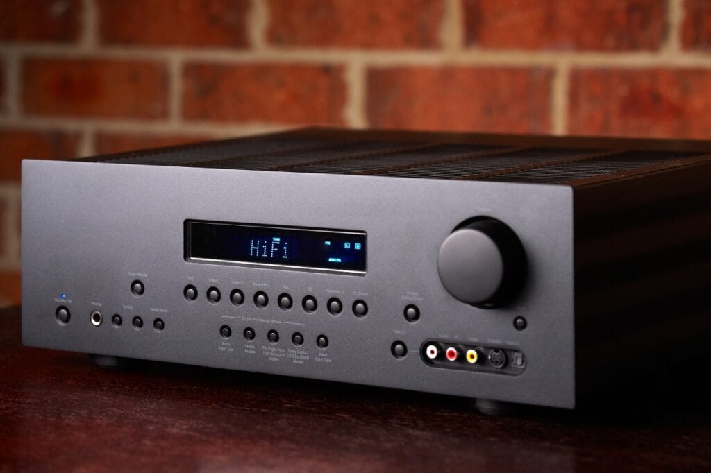 Hi-Fi înseamnă mai mult decât volum, înseamnă fidelitate Detaliu amplificator stereo hi-fi cu ieșiri RCA și display digital, folosit în sisteme audio de performanță