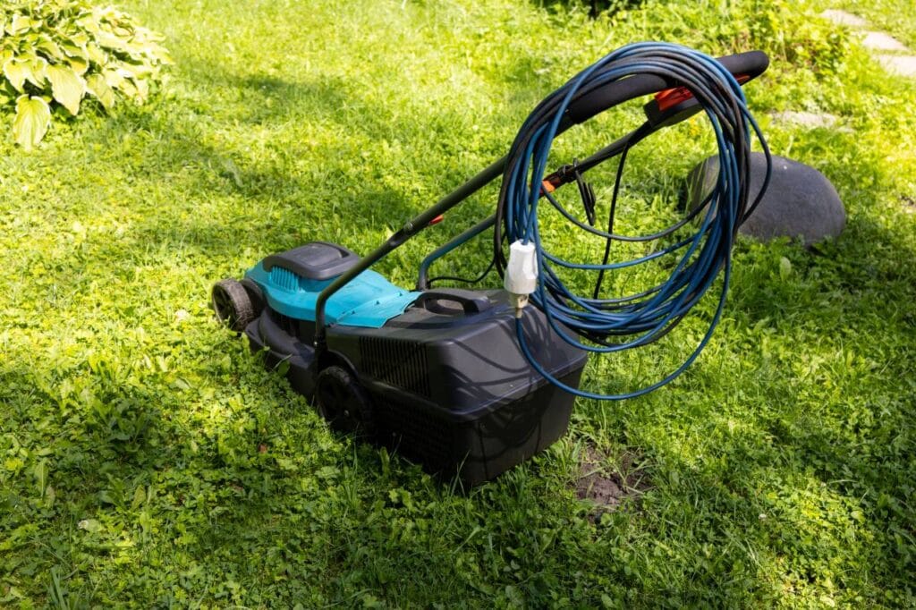 Cablul face diferența: evită riscurile cu un model adecvat pentru grădină Cablul ideal pentru grădină, lung, flexibil și vizibil, atașat la o mașină de tuns iarba electrică