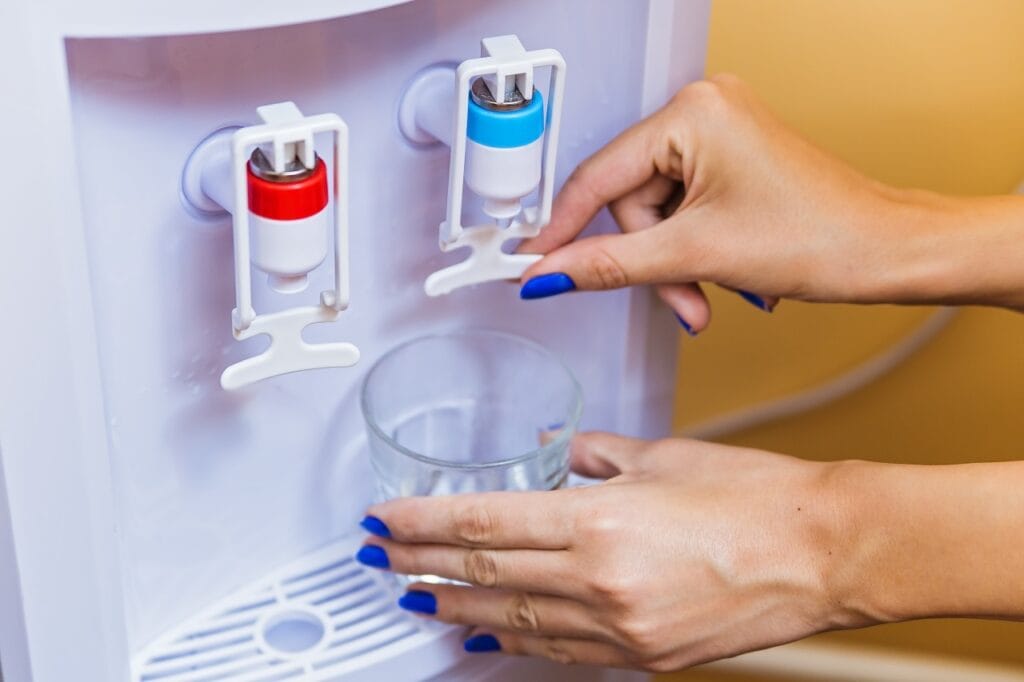 Detaliu utilizare dozator de ap, selectare apă rece cu sistem de răcire eficient.