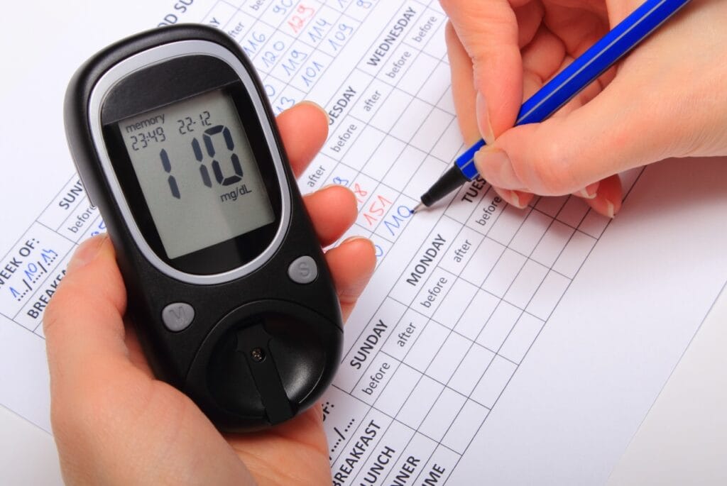 Măsurarea glicemiei cu glucometru și completarea jurnalului zilnic pentru controlul diabetului