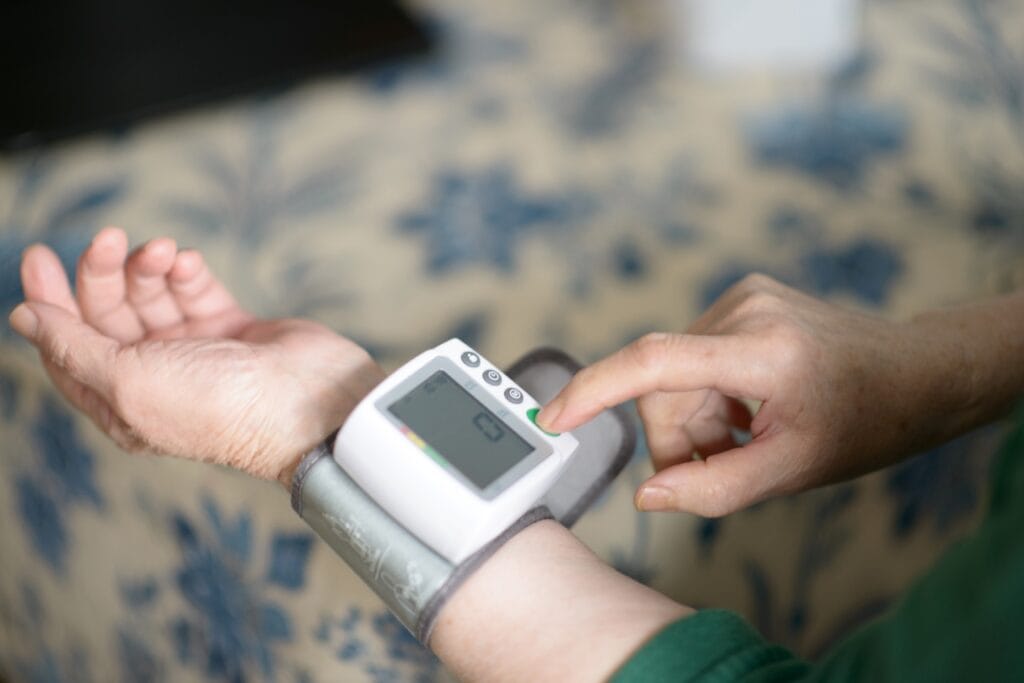 Pași simpli pentru măsurarea tensiunii arteriale acasă Tensiometru automat pe încheietura mâinii folosit pentru verificarea tensiunii arteriale acasă.