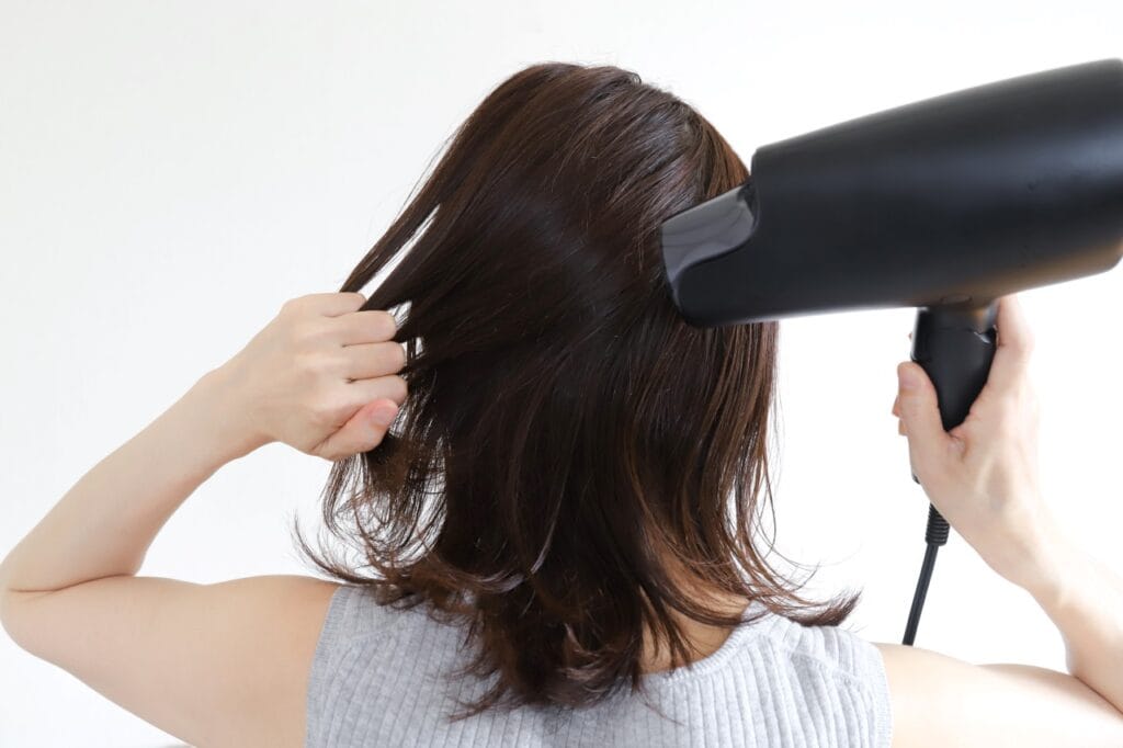 Uscarea părului acasă: pași simpli pentru un păr sănătos și strălucitor Secretul unui păr sănătos? Uscare progresivă, fără temperaturi extreme.