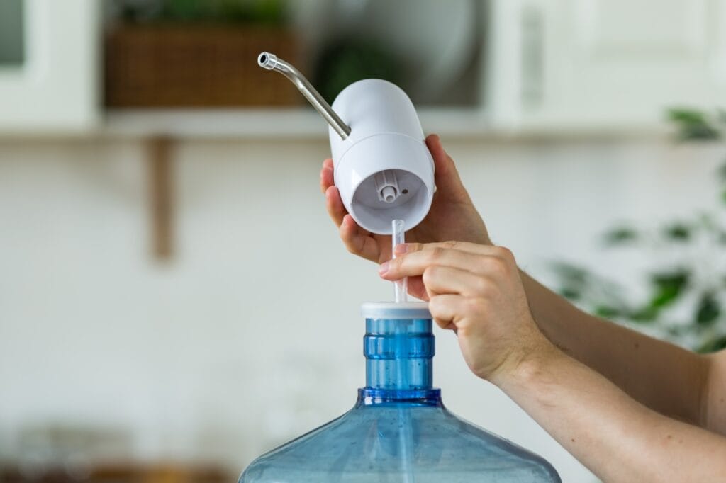 Instalare pompă electrică pe bidon cu apă potabilă, proces simplu de curățare lunară