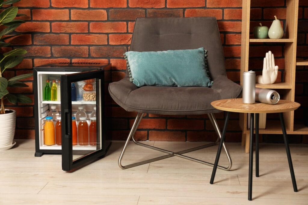 Minibar într-o cameră de hotel modernă cu fotoliu și decor urban