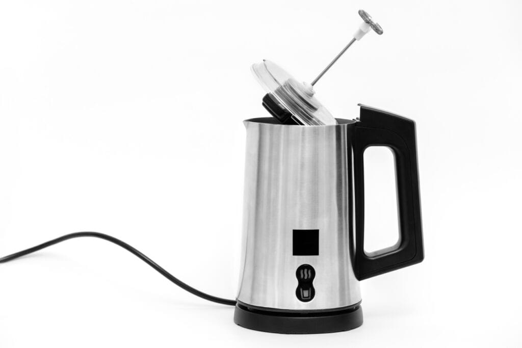 Economisește curent și evită uzura aparatului de spumat lapte Dispozitiv electric pentru spumarea laptelui, poziționat pe alb, cu accesoriile demontate pentru curățare