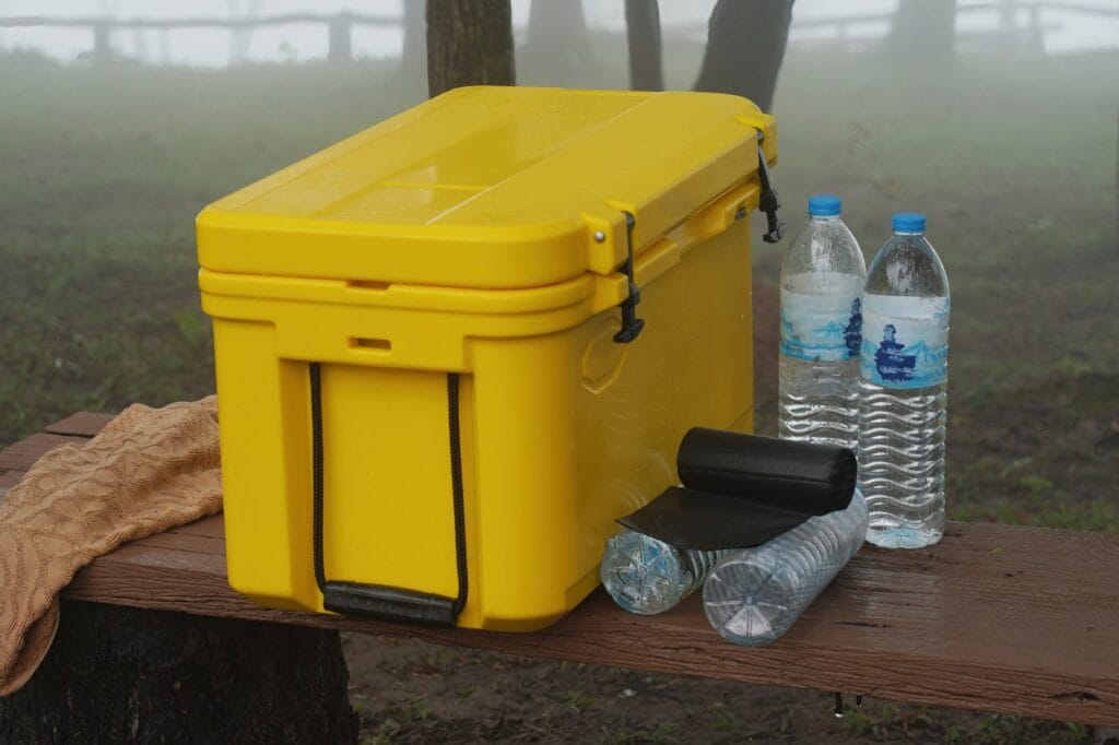 Lada galbenă izolatoare pe bancă de lemn, în pădure cu ceață – cum mediul extern prelungește efectul de răcire